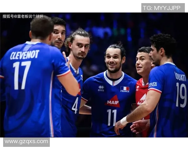 法国与波兰足球明星同框合影展现友谊与竞技精神的精彩瞬间